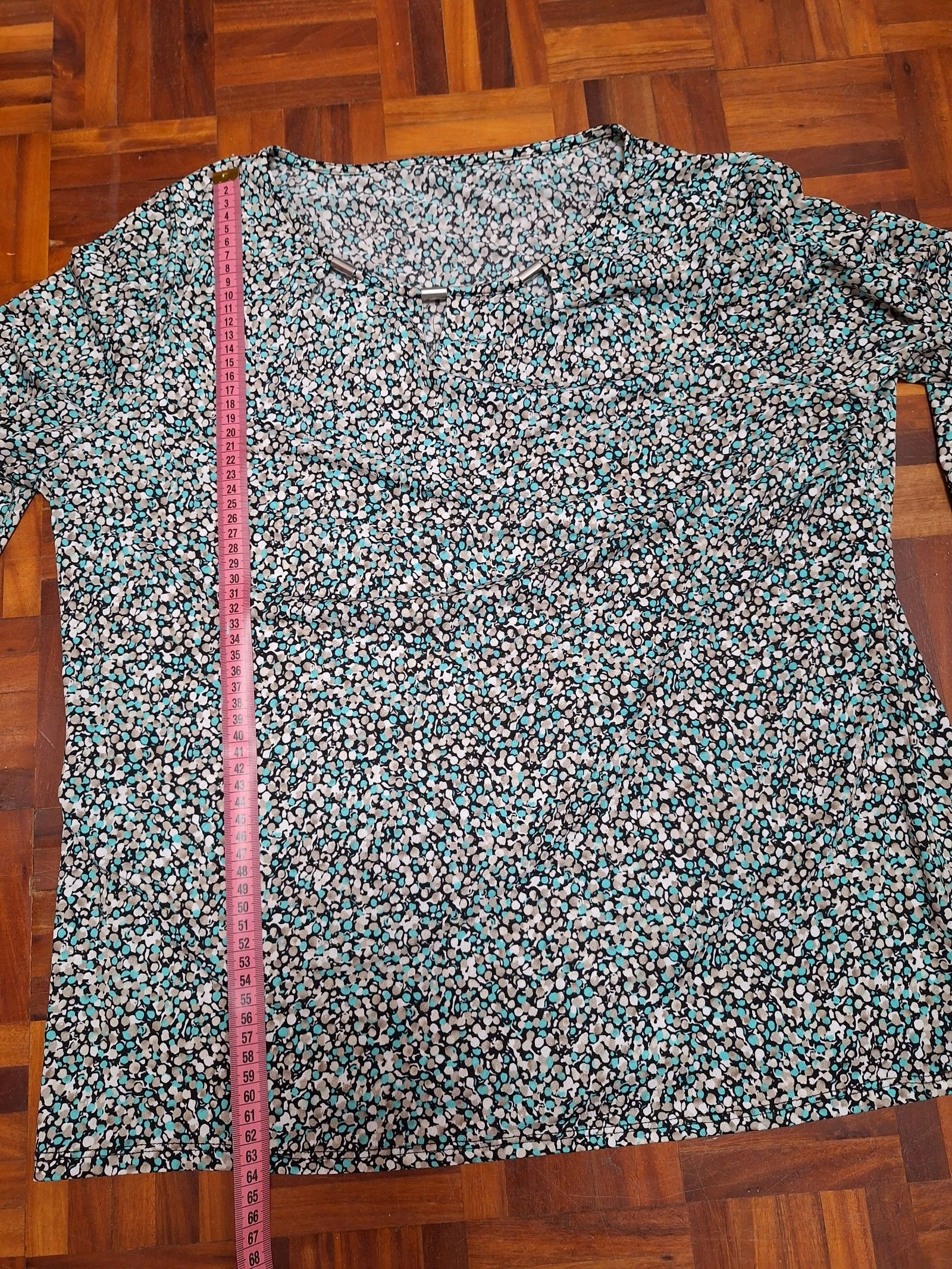 Blusa estampada em tons bege, preto e turquesa com gola original – photo 6